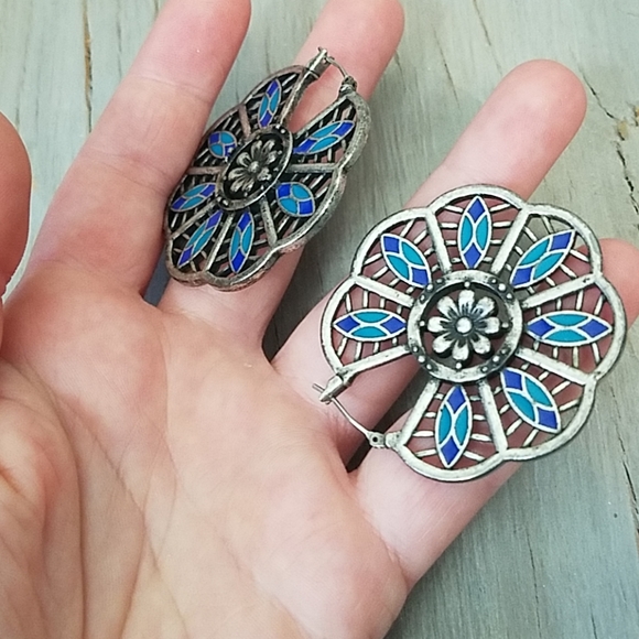 Flower hoop earrings - Picture 2 of 3